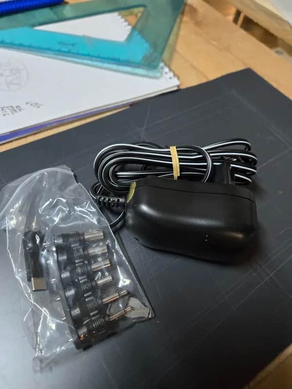 Univerzalni adapter/ispravljač 3-12V 0.6A