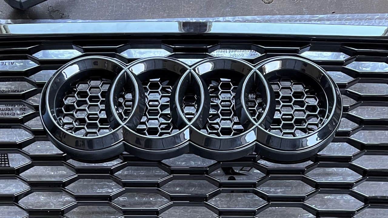 Audi A3 / A4 / A5 / A6 / A7 Honeycomb Rešetka Nosač Amblema