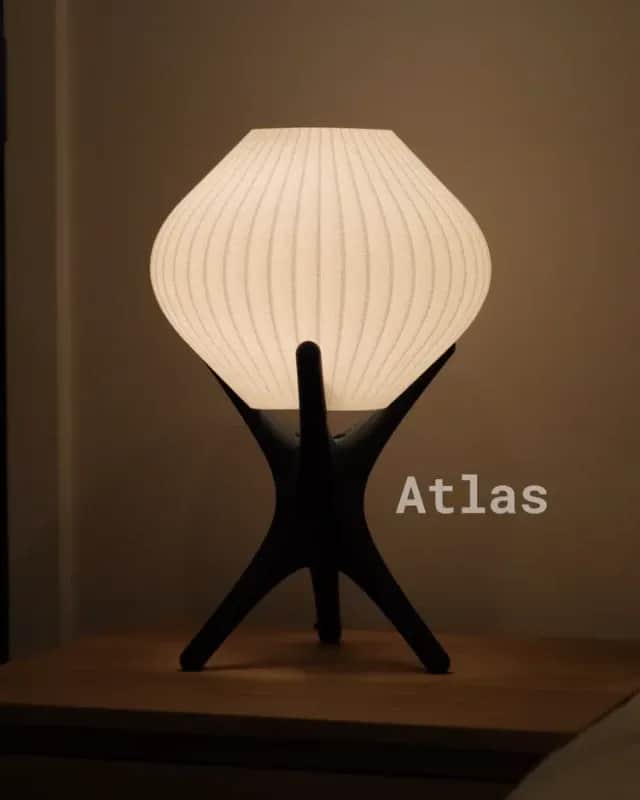 Atlas Stolna Lampa Koja Unosi Dinamiku u Svaki Prostor