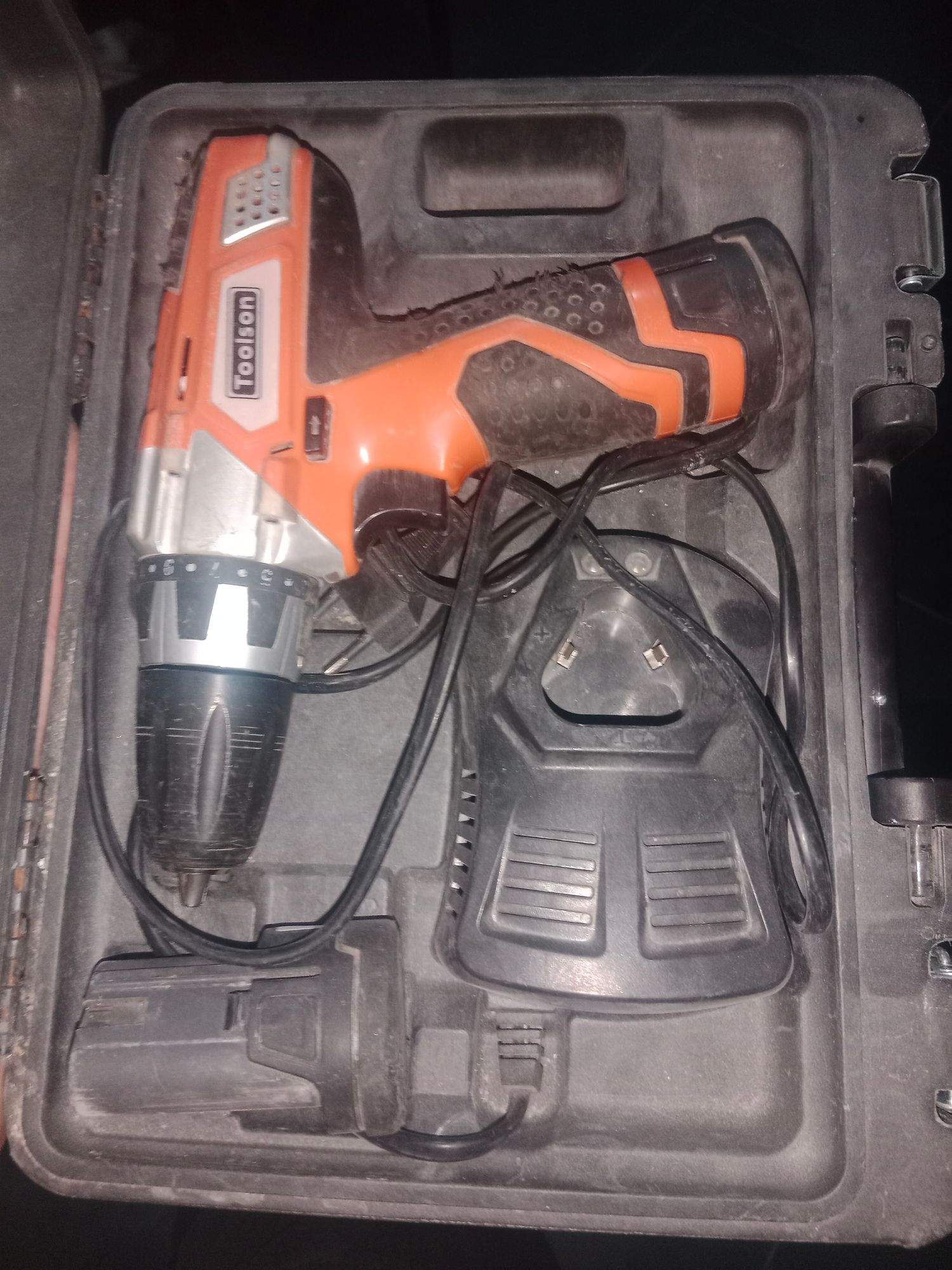 Toolson električna bušilica/odvijač s priborom i punjačem i Parkside PSTK 800 B2, ubodna pila od 800 W.