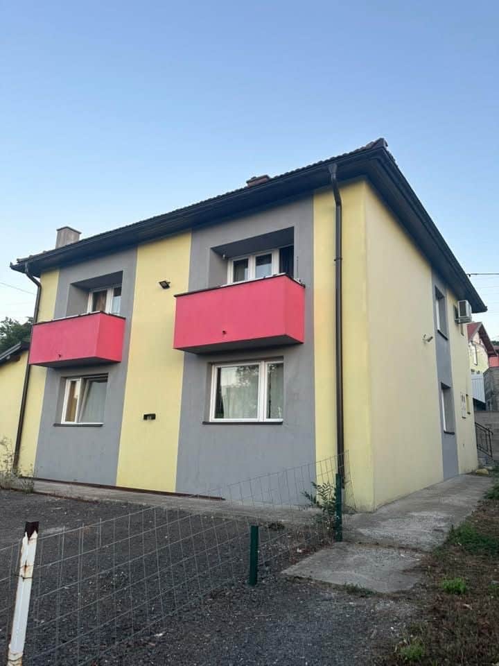 Kuća s 4 stana i plac