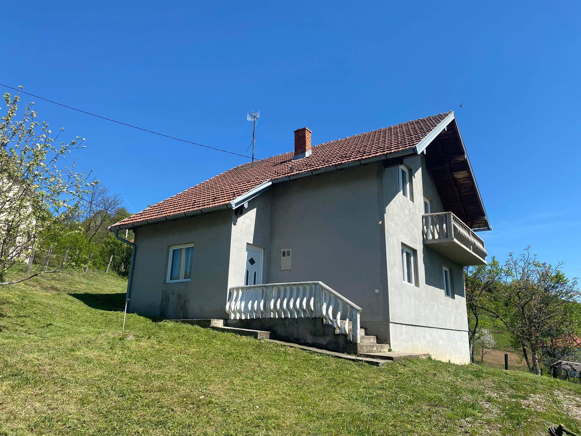 Useljiva kuća sa 2 pomoćna objekta, voda i struja