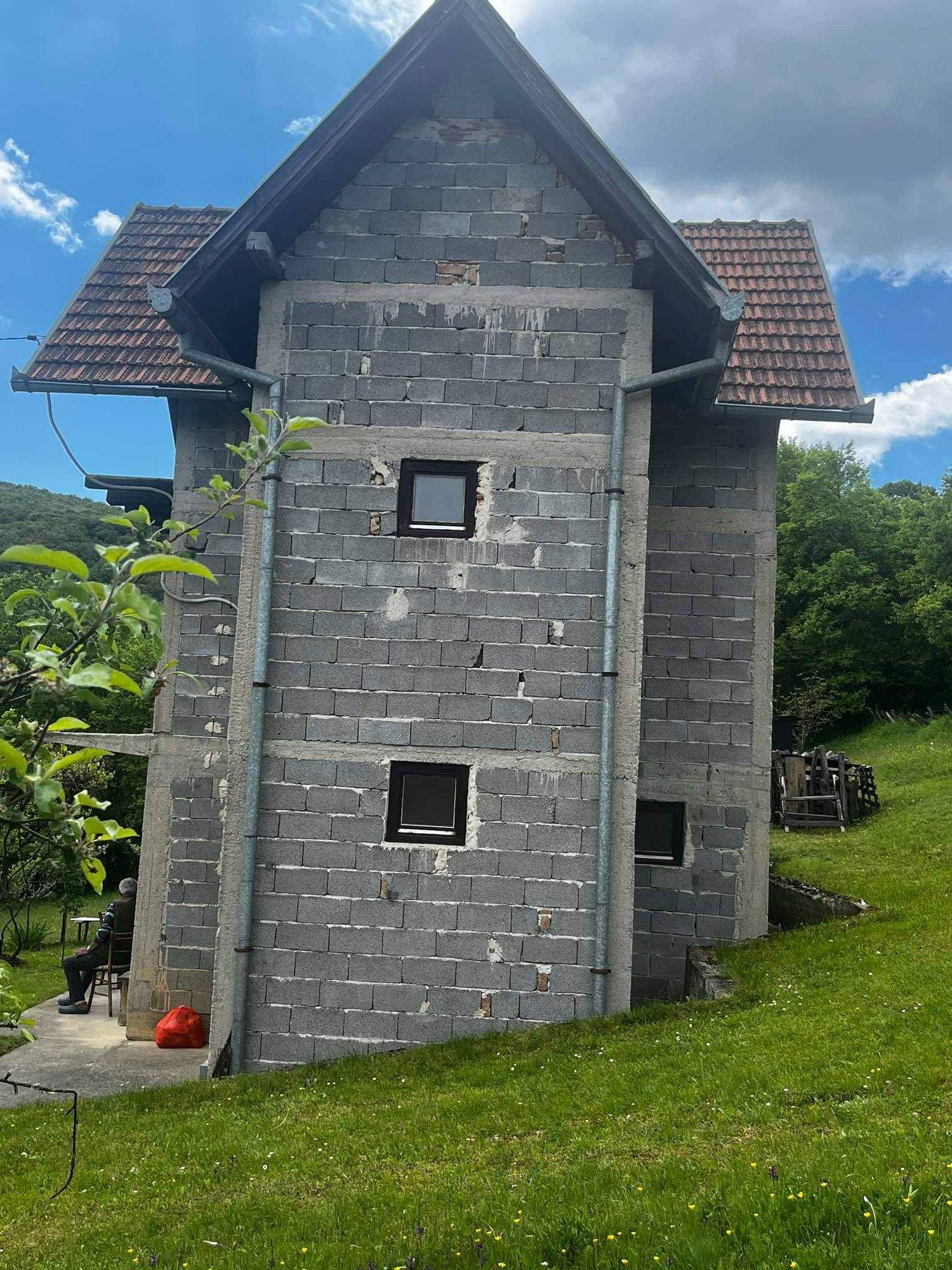 Vikendica u Rogatici, selo Sočice (Jarovići), 95 m2 sa zemljištem od oko 13 dunuma