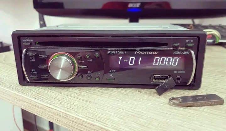 Auto radio, USB, CD i AUX ulaz