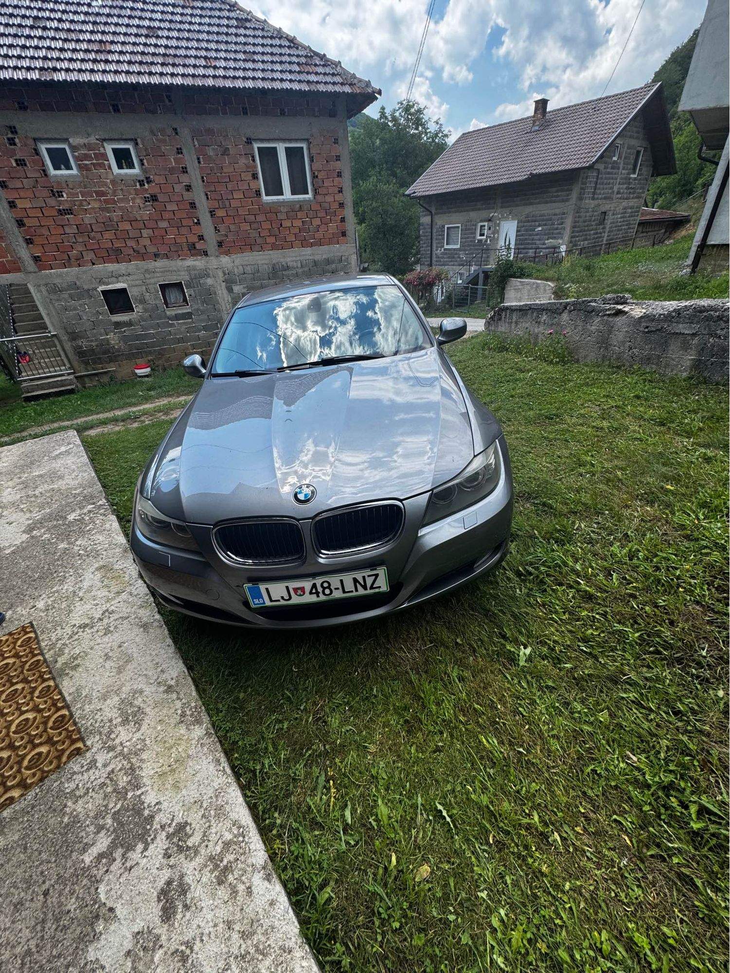 Automobil s urađenim velikim servisom, novim diskovima kočnica i gumama