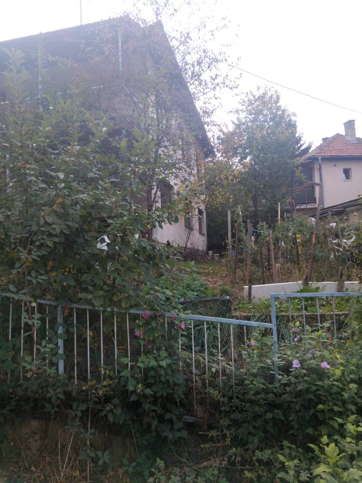 Tri kuće sa 1300 m² zemlje, za zgradu