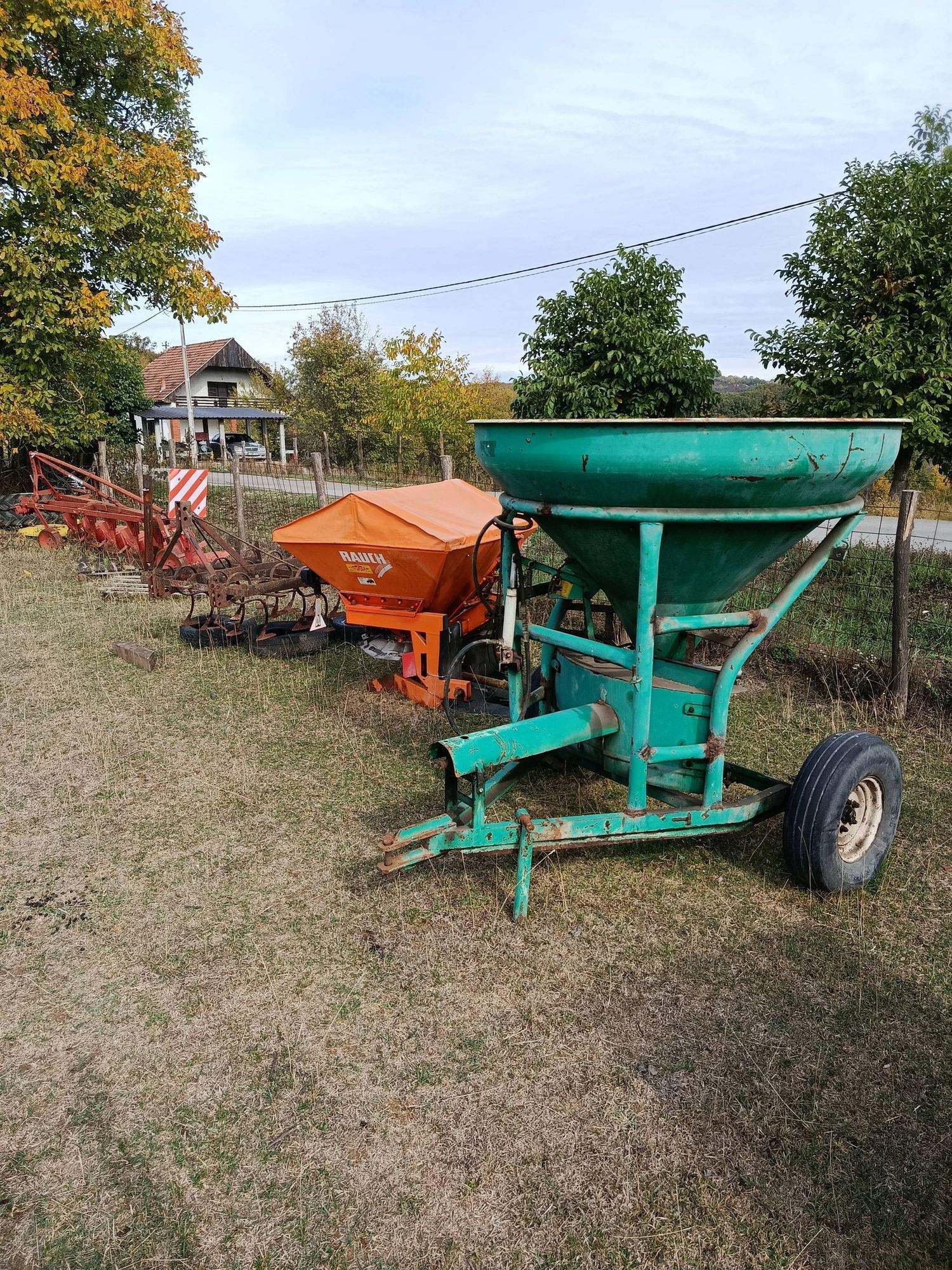 Rasipač vučeni 1000 kg, hidraulično otvaranje