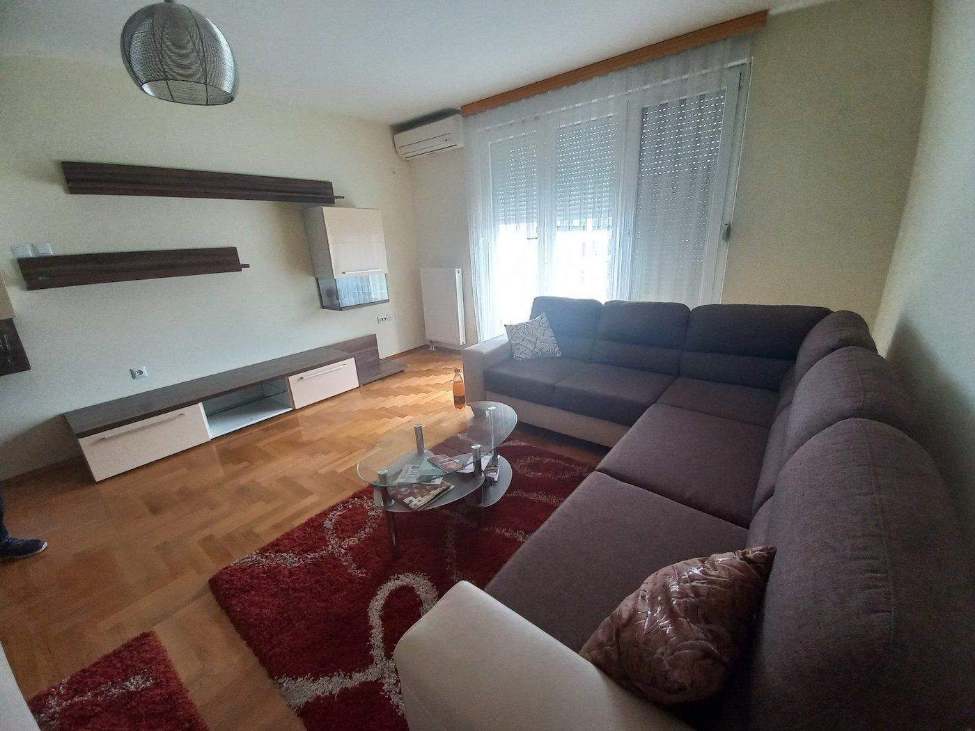 Izdavanje stana u centru Banja Luke jednosoban, 54m², balkon, lift, parking