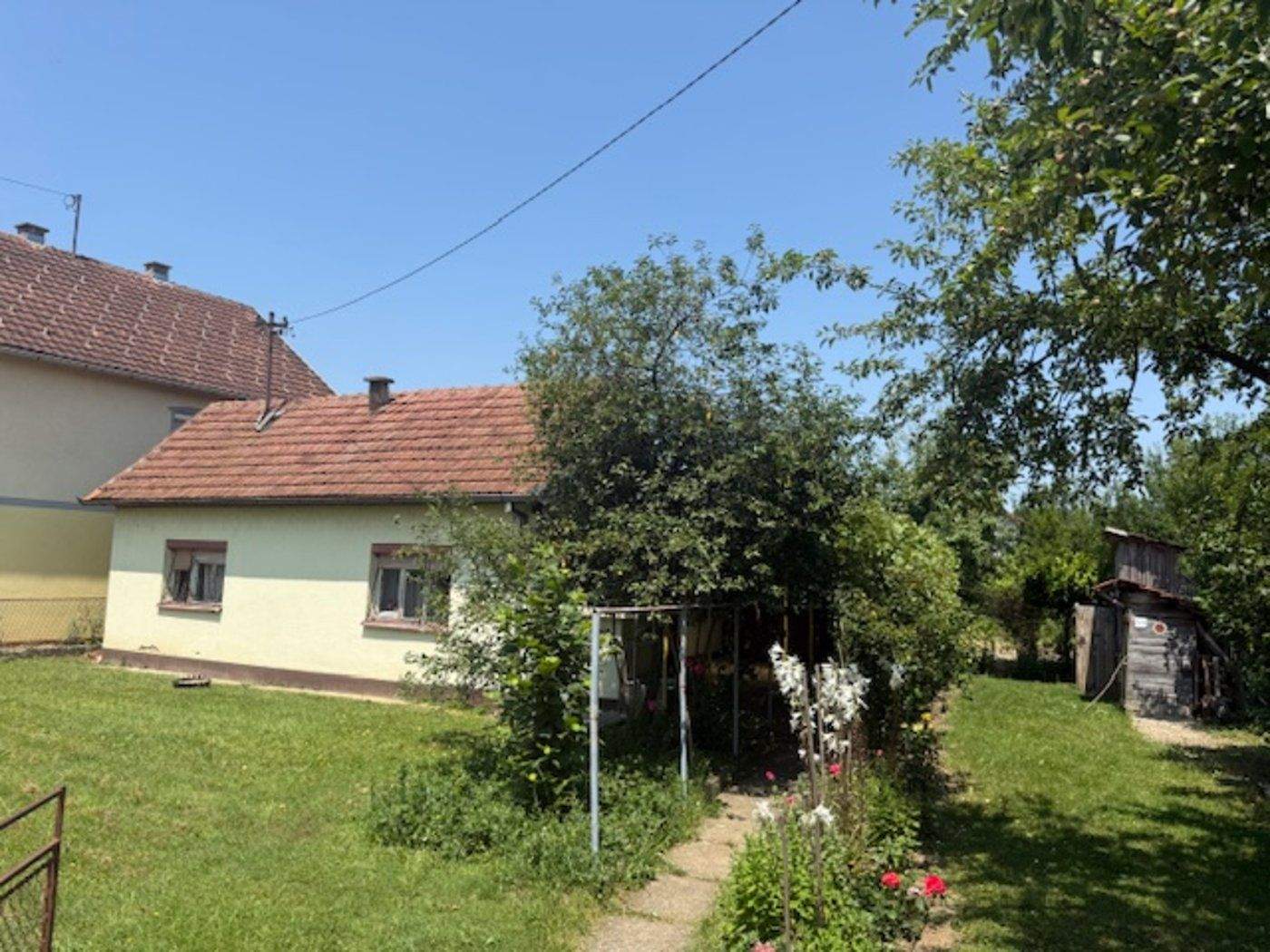 PRODAJE SE KUĆA SA ZEMLJIŠTEM I ŠUMOM – NASELJE JABLAN