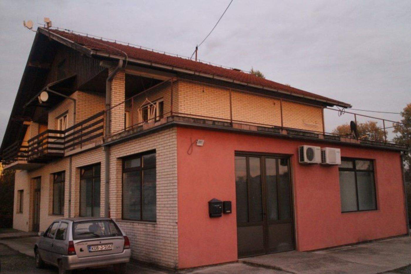 Kuća sa poslovnim prostorom u Glamočanima