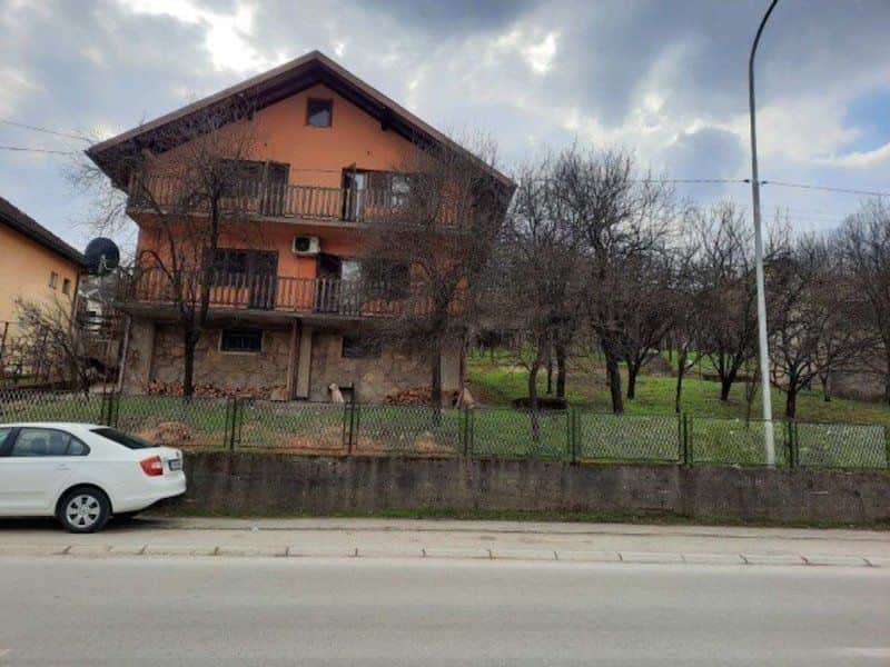 PRODAJA!KUĆA NA GLAVNOJ ULICI NA LAUŠU!