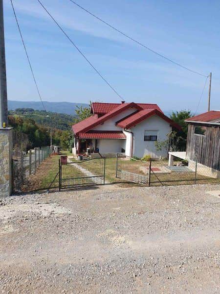 KUĆA/VIKENDICA! SA POGLEDOM NA GRAD! KRČMARICE!