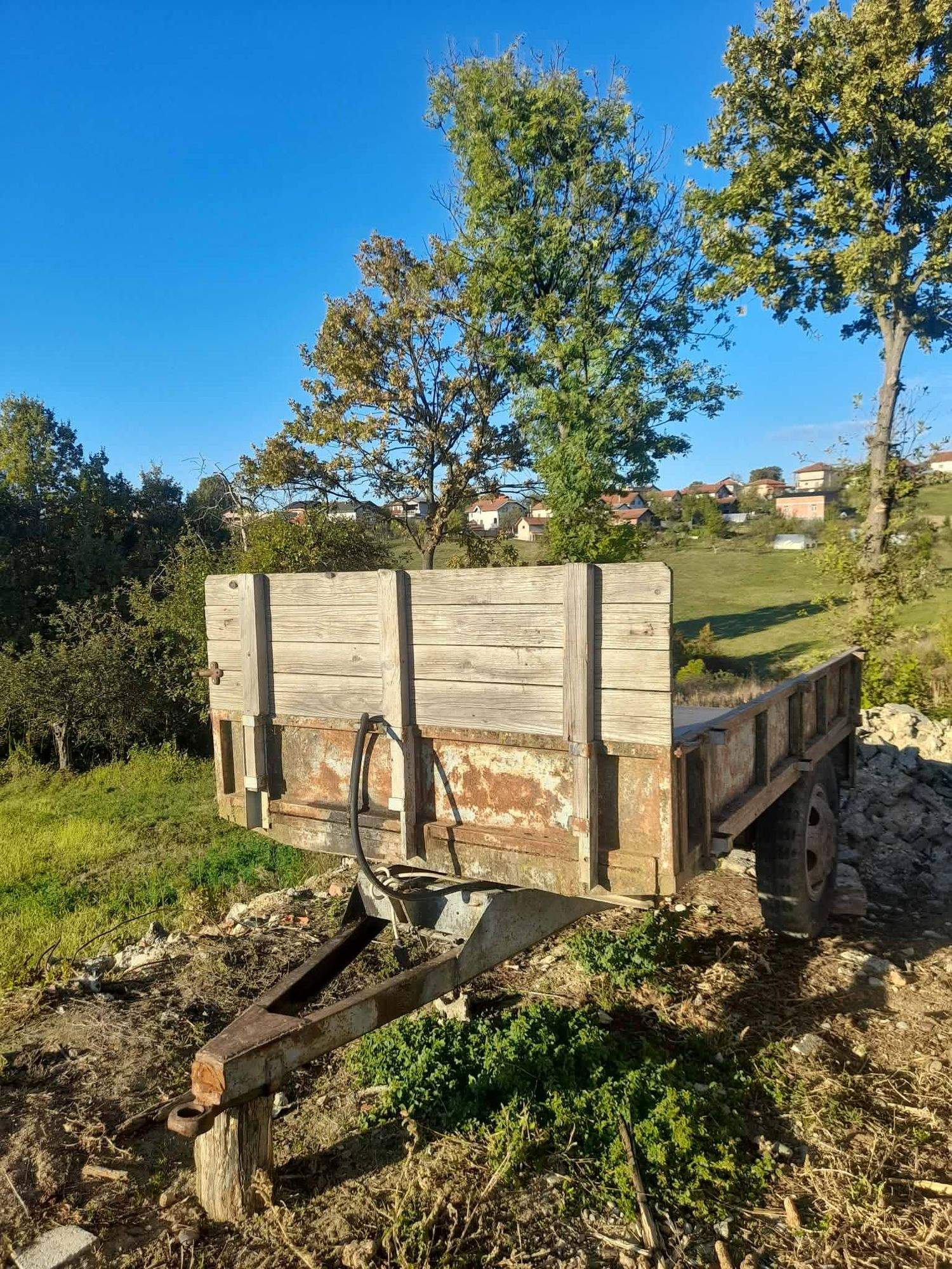 Prikolica, uredna, kipa na 3 strane, gume zdrave