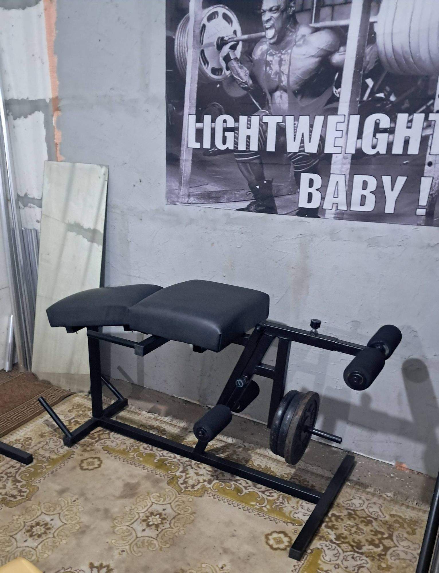Sprave za teretanu: lat i veslo mašina, leg press, stalci za šipku i više