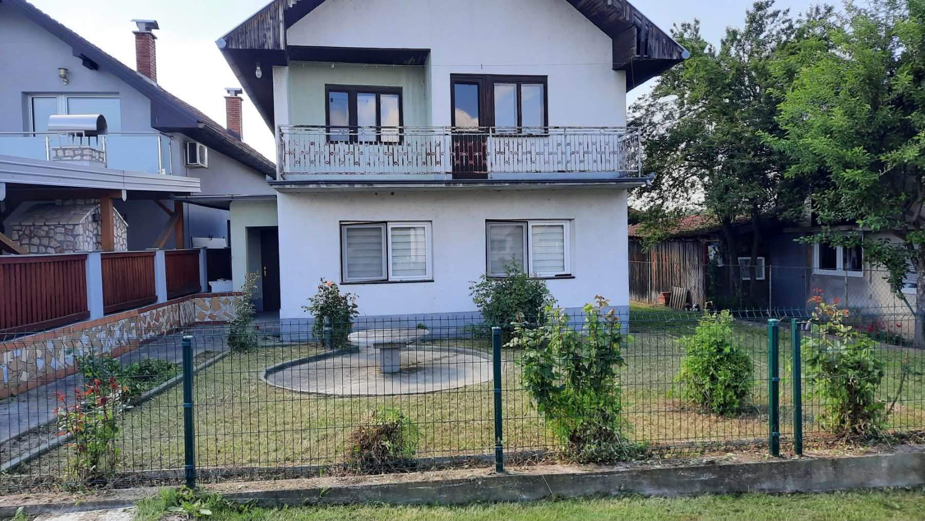 Kuća na dva sprata, 100 m², zemljište 1.424 m²