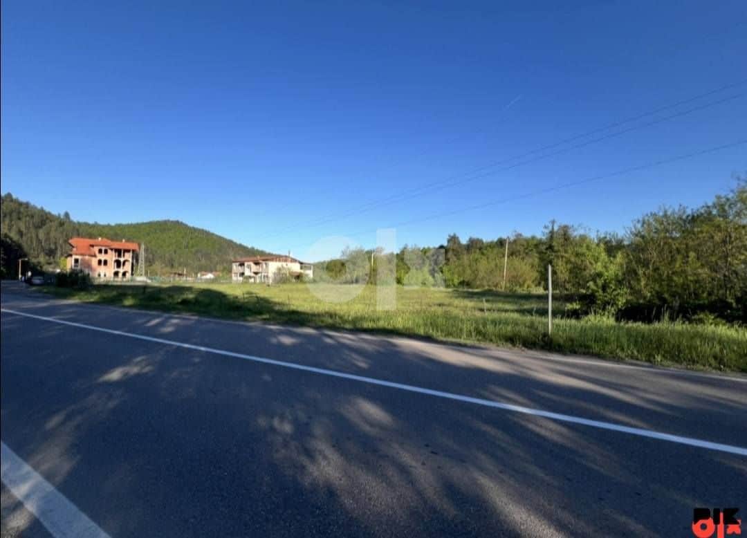 Zemljište 4.000 m² uz glavnu cestu