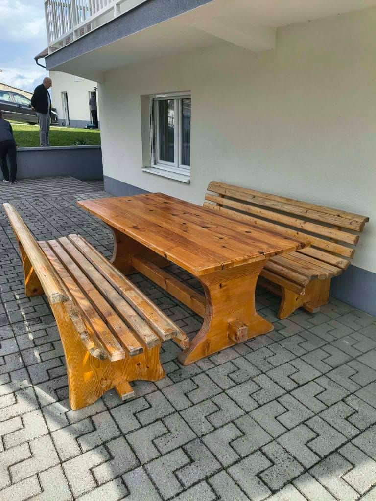 Klupe i stol od bijelog bora