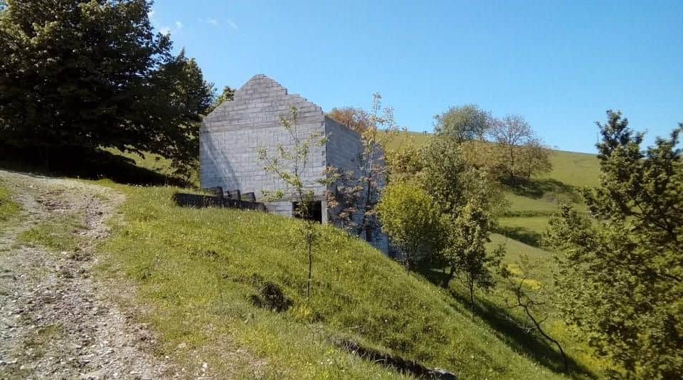 Zemljište i devastirana kuća, Vrela, Bužim