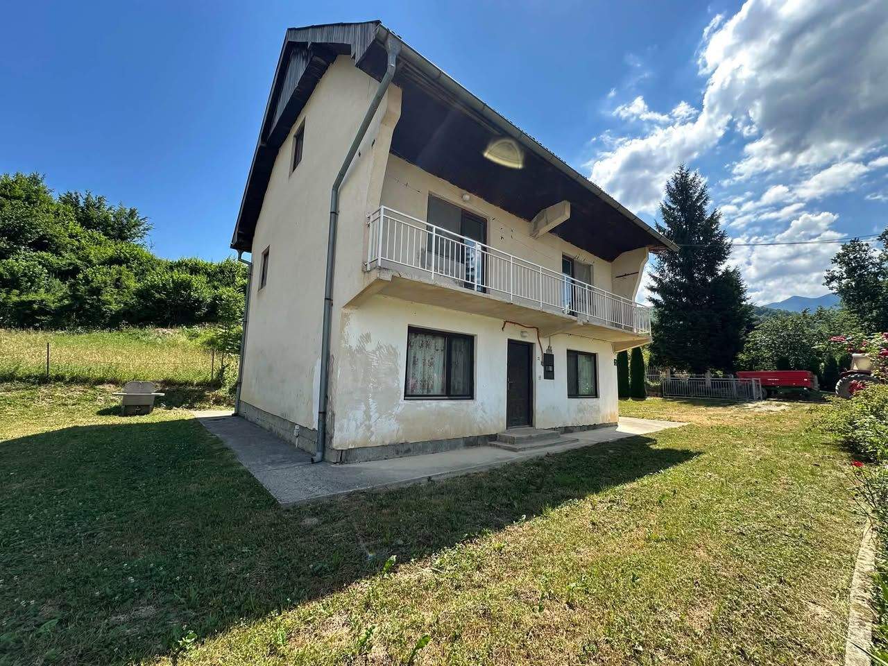 Namještena porodična kuća 150 m² sa zemljištem 1.800 m², Tarčin