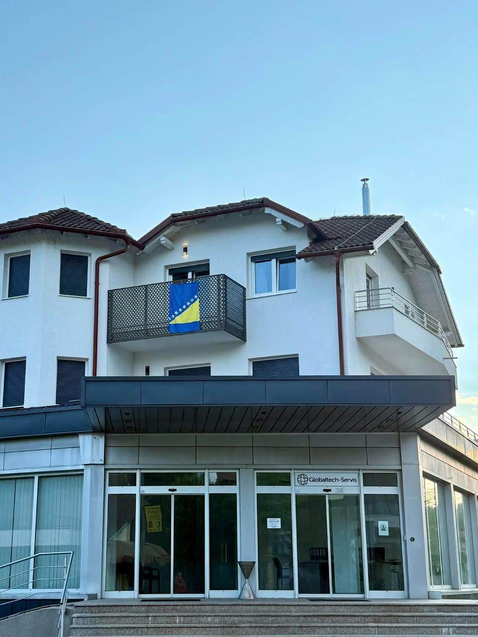Stan 77 m² u centru Ključa, izgrađen 2025, privatni parking