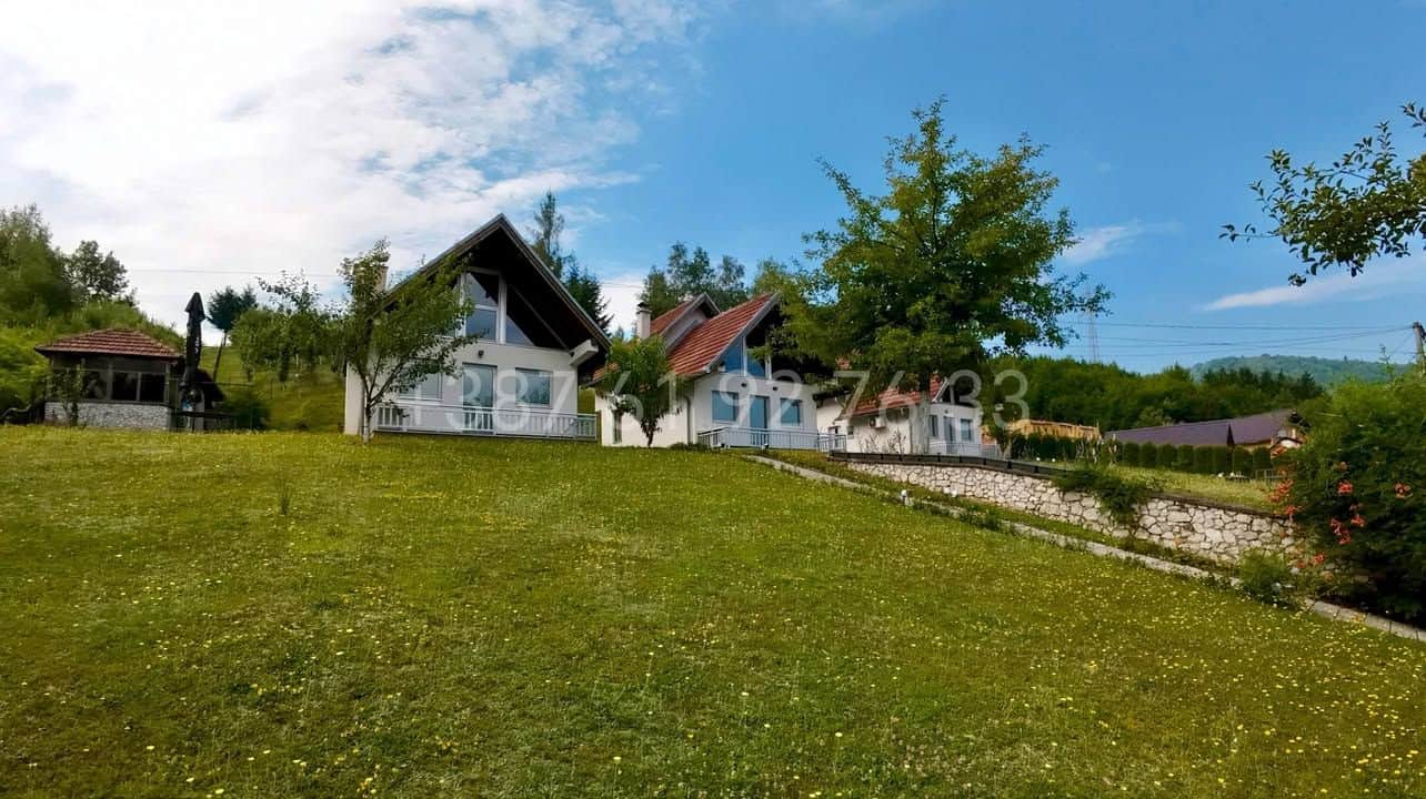 Imanje 3.500 m² sa tri identične kuće, Pazarić