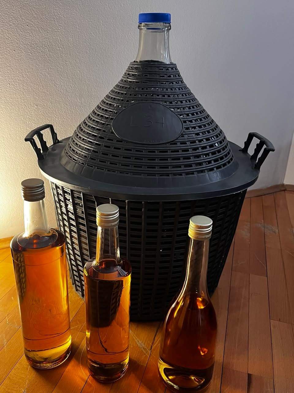 Domaća rakija od šljive, odležana preko tri godine, oko 43% vol.