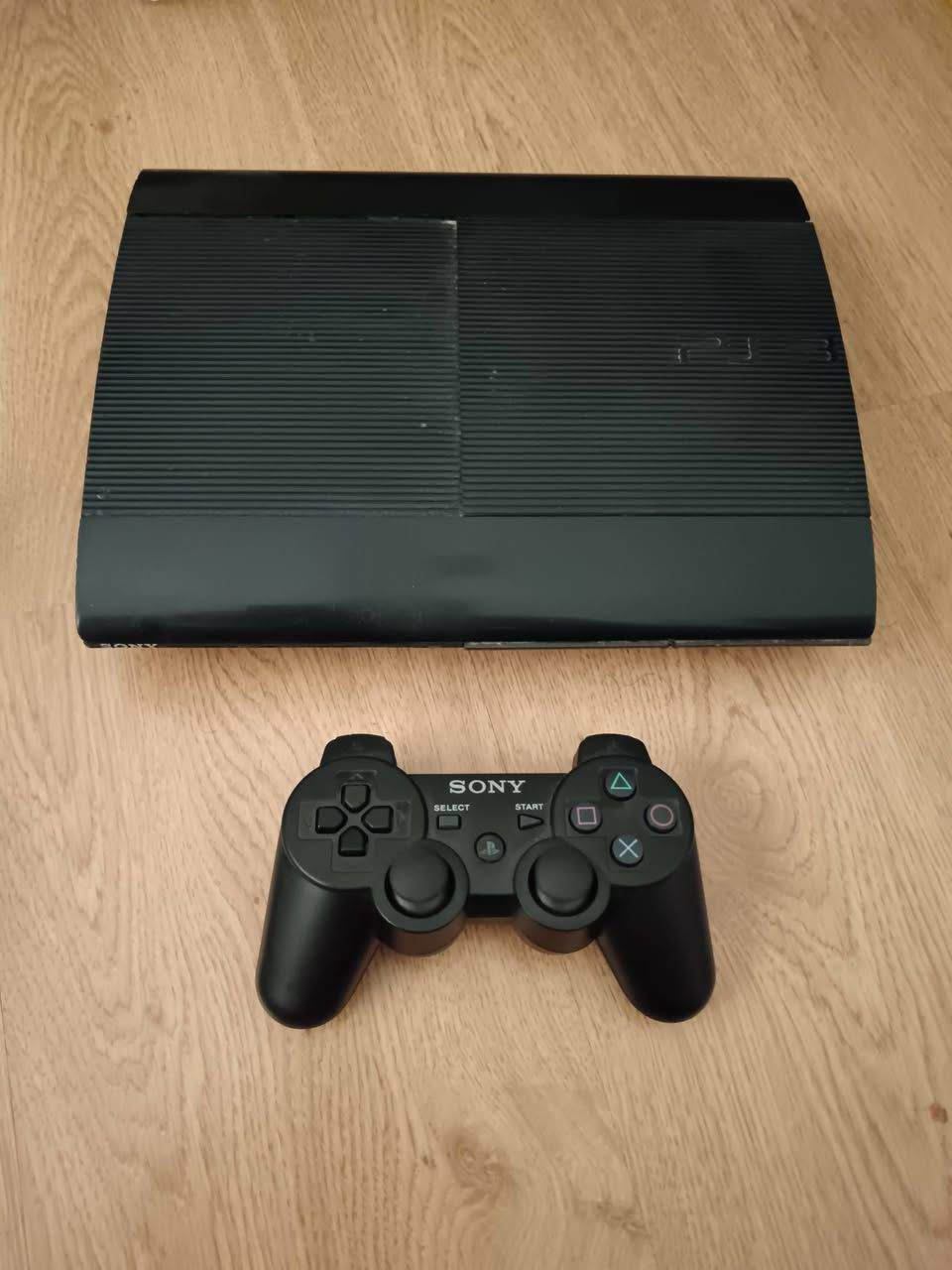Sony PlayStation 3 Super Slim 320 GB, Hen i Multiman