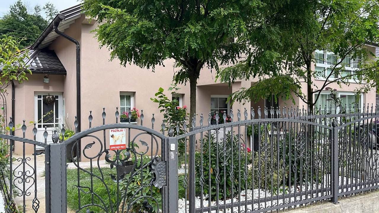Moderna porodična kuća u Hadžićima, 235 m², garaža 11 × 12 m