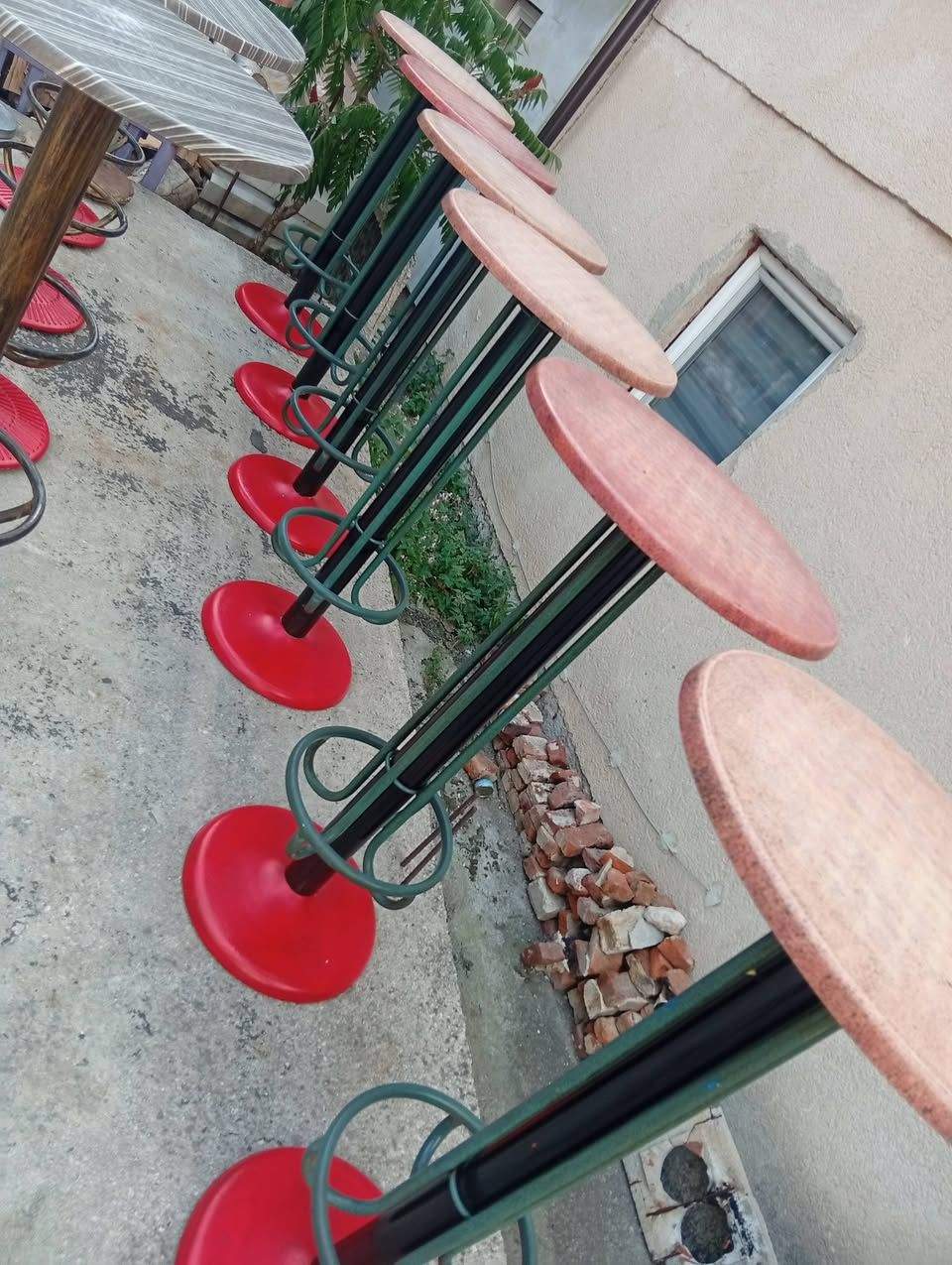Viseći barski stolovi, kvalitetni i očuvani, oko 15 komada