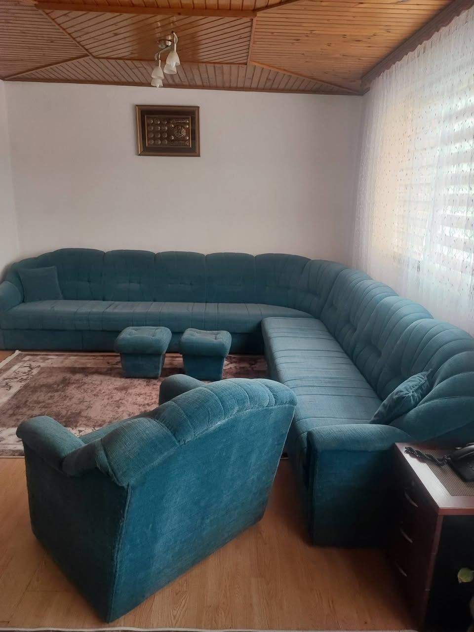 Ugaona sofa (sečija) 7 m s fotelјom i dva taburea