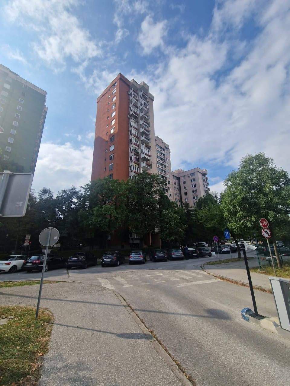 Trosoban stan Alipašino Polje, 69 m², 8. sprat