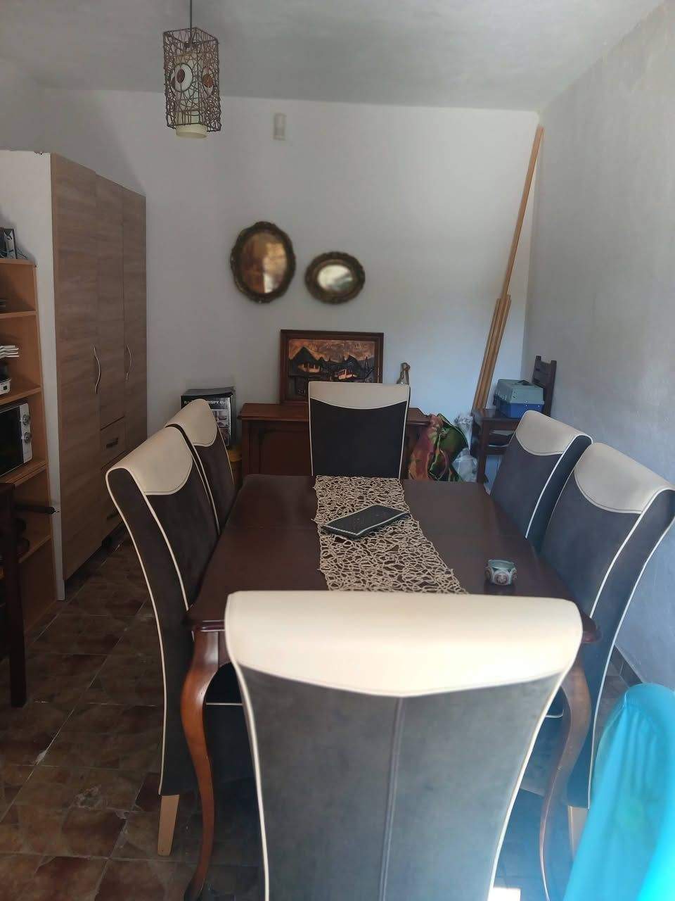 Trpezarijski set: stol na razvlačenje, komoda i 6 stolica