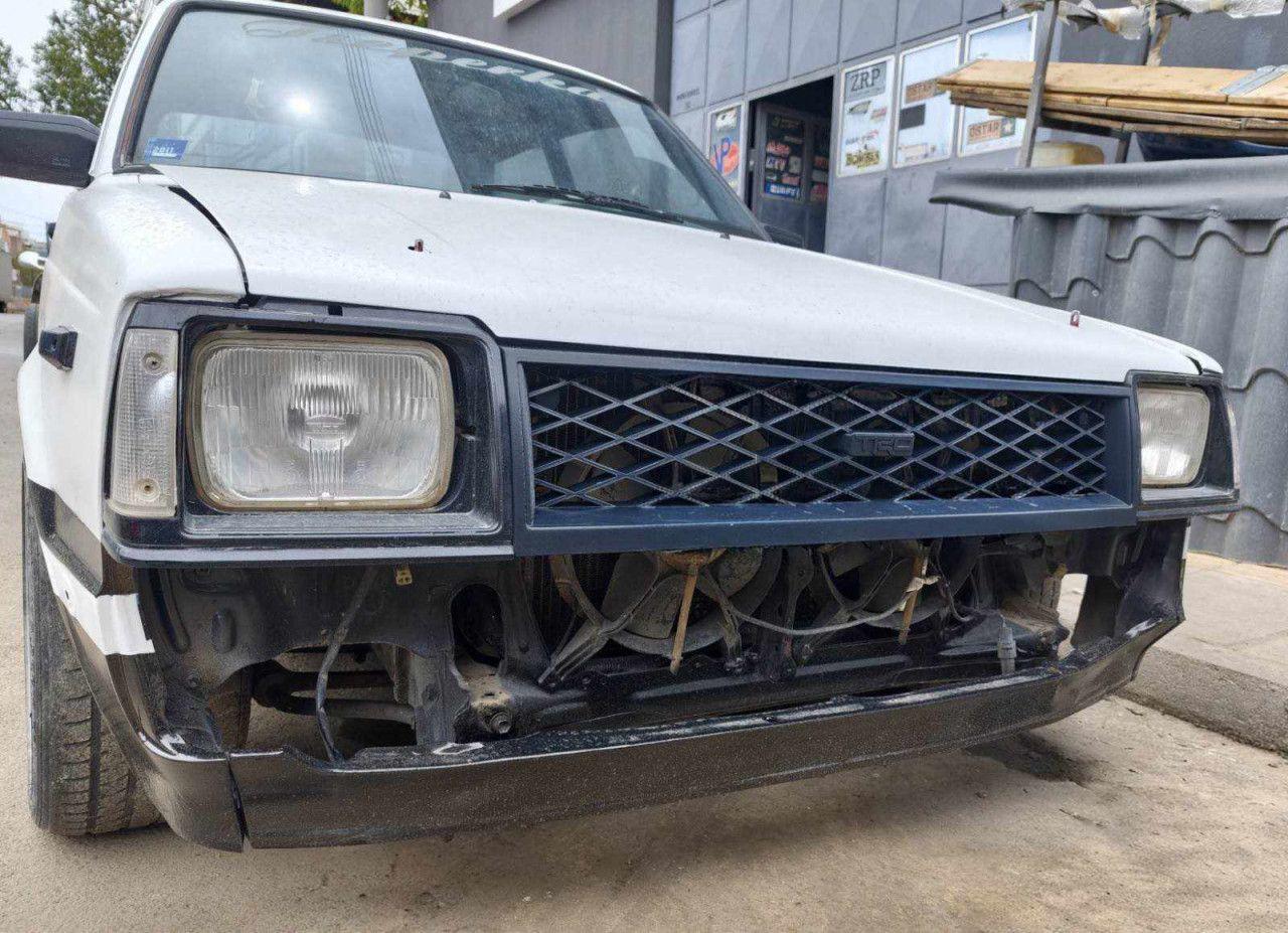 Toyota Starlet KP60 1984 Rešetka Prednje Maske — slika 3 od 3