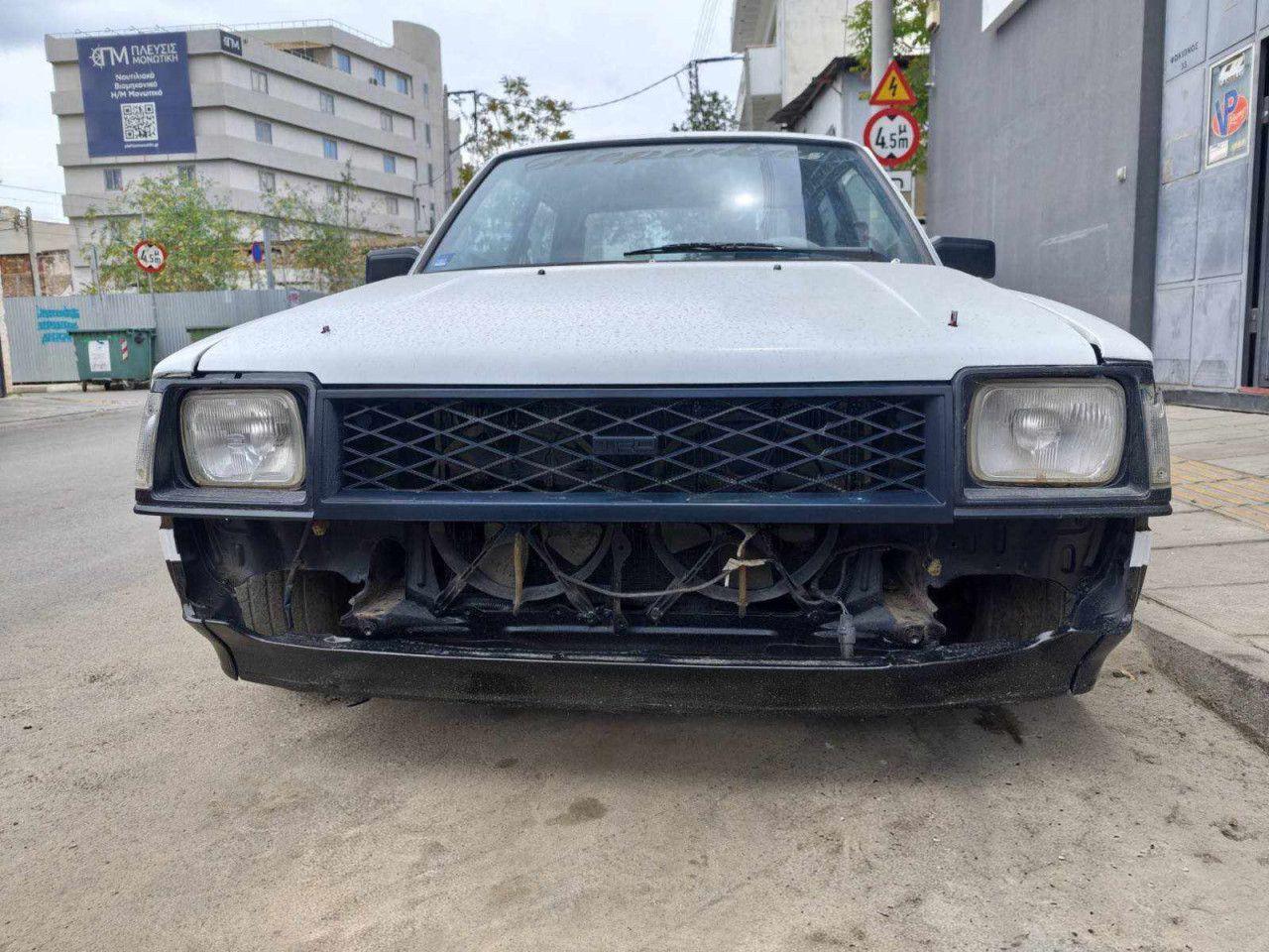 Toyota Starlet KP60 1984 Rešetka Prednje Maske — slika 2 od 3