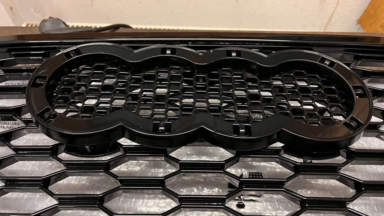 Audi A3 / A4 / A5 / A6 / A7 Honeycomb Rešetka Nosač Amblema — slika 2 od 3