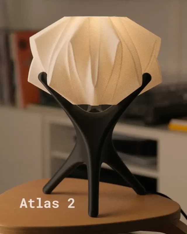 Atlas Stolna Lampa Koja Unosi Dinamiku u Svaki Prostor — slika 1 od 2