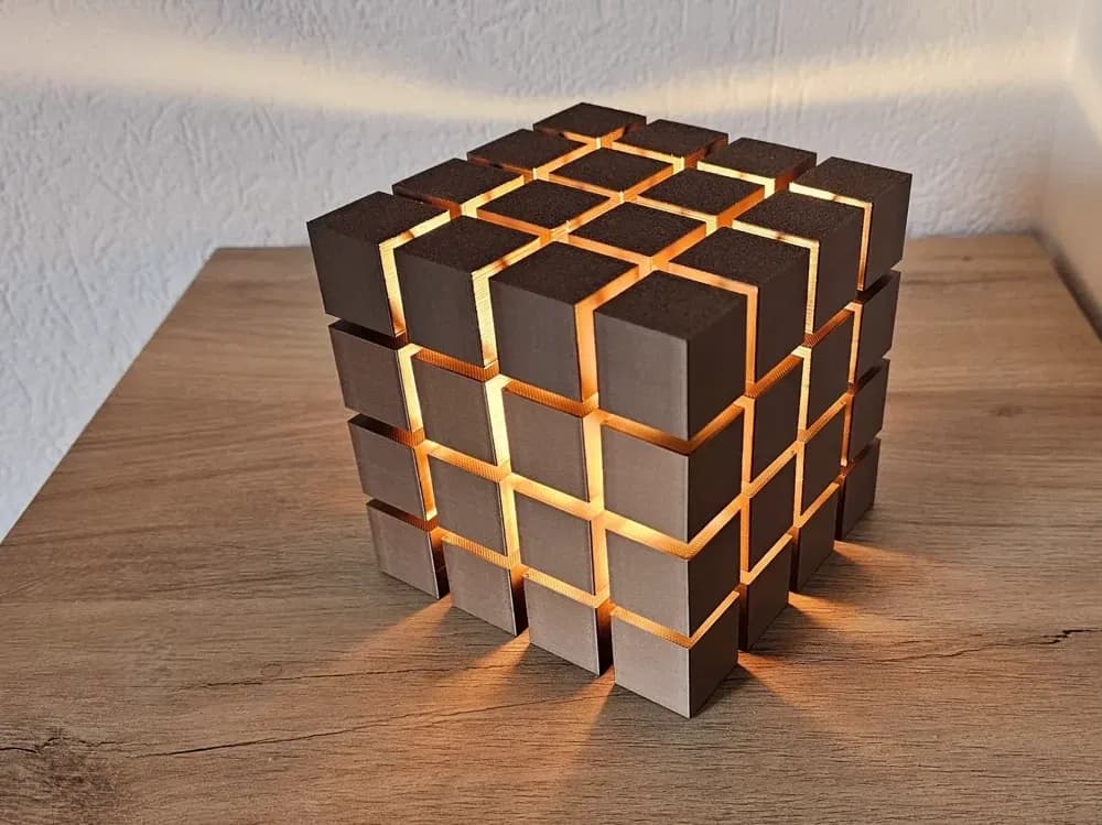 Kockasta Stolna Lampa - Minimalistički Dizajn — slika 1 od 2