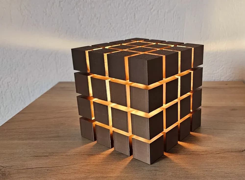Kockasta Stolna Lampa - Minimalistički Dizajn — slika 2 od 2
