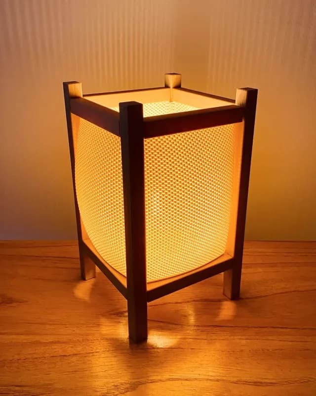 Stolna Lampa za Toplu Atmosferu — slika 2 od 3