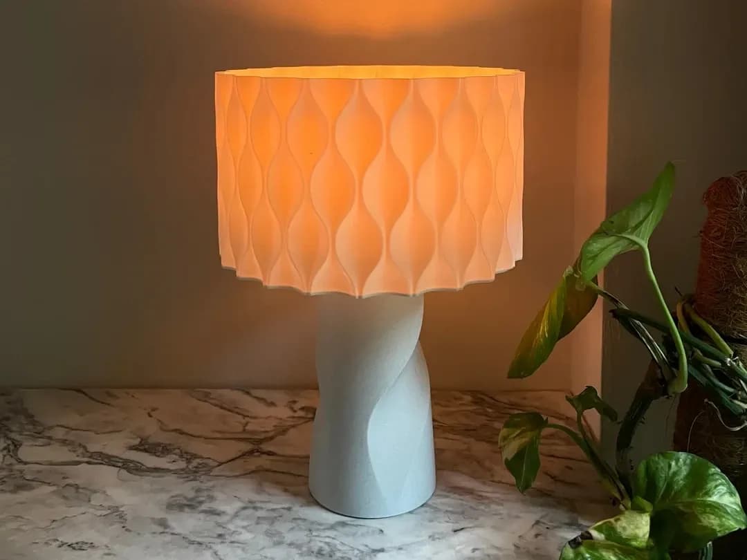 Valovita Stolna Lampa - Jedinstven Dizajn i Udobnost — slika 1 od 3