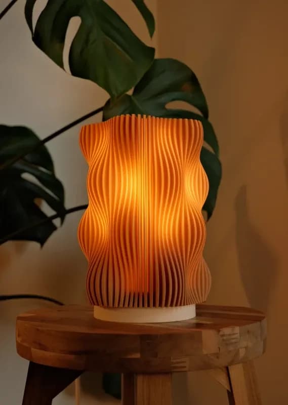 Valovita Stolna Lampa - Jedinstven Dizajn i Udobnost — slika 2 od 3