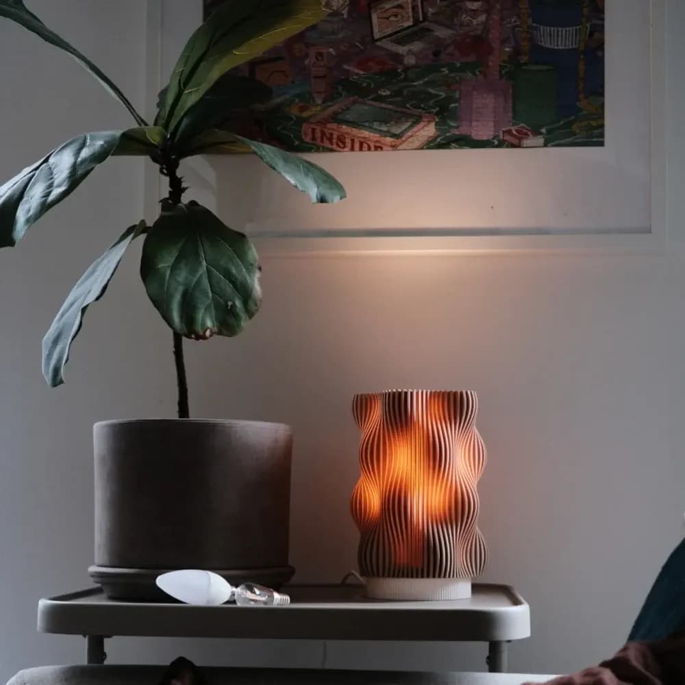Valovita Stolna Lampa - Jedinstven Dizajn i Udobnost — slika 1 od 3
