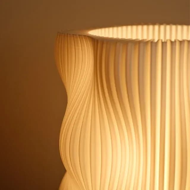 Valovita Stolna Lampa - Jedinstven Dizajn i Udobnost — slika 3 od 3