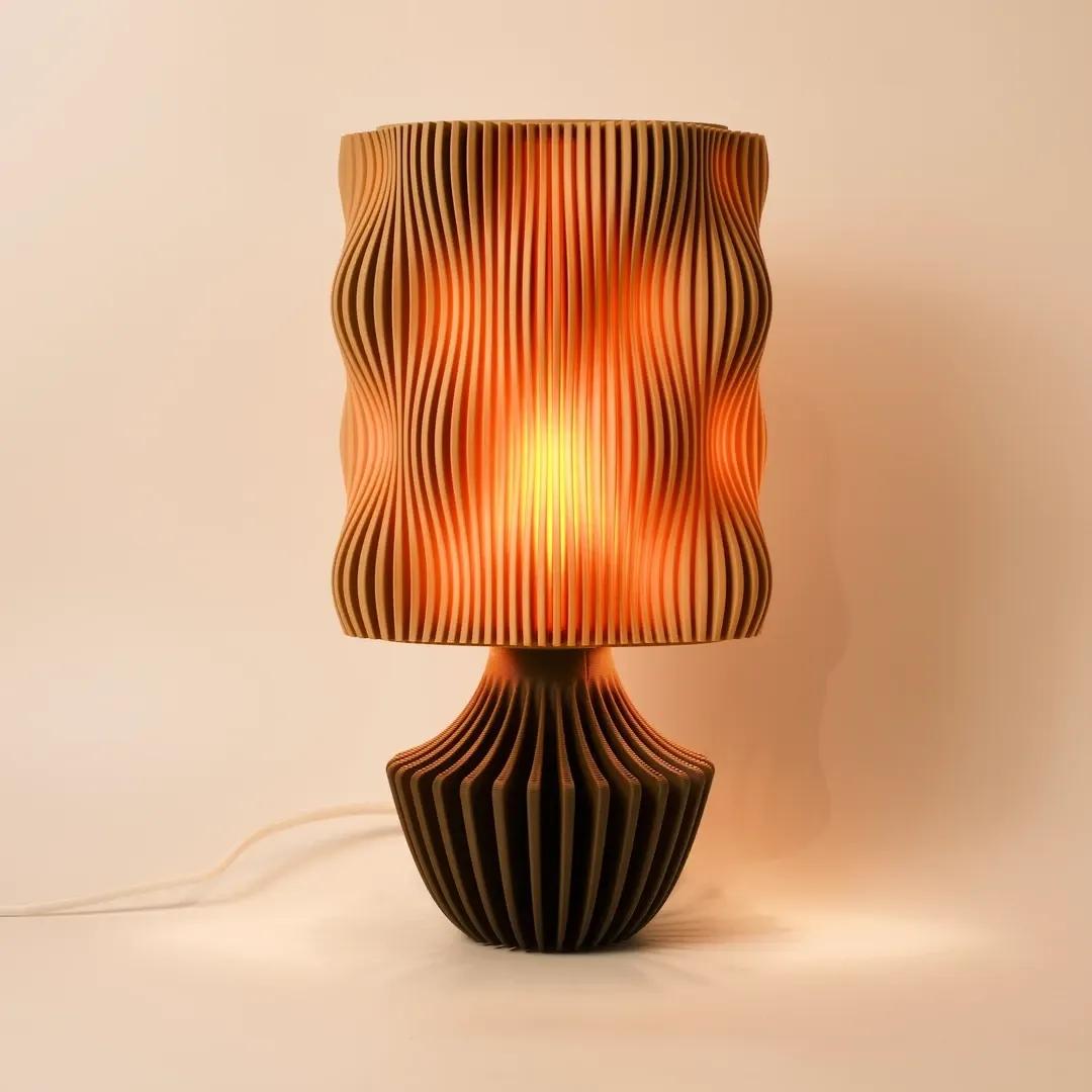 Valovita Stolna Lampa - Jedinstven Dizajn i Udobnost — slika 1 od 3