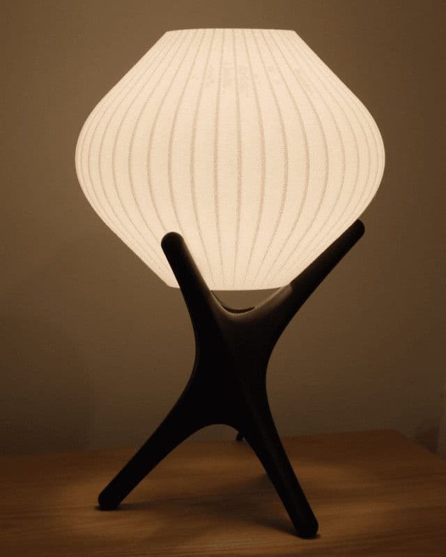 Atlas Stolna Lampa Koja Unosi Dinamiku u Svaki Prostor — slika 3 od 3