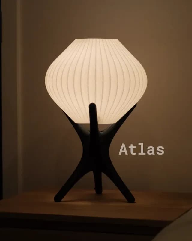 Atlas Stolna Lampa Koja Unosi Dinamiku u Svaki Prostor — slika 1 od 3