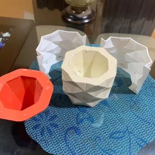 Kalup za Saksije Geometrijskog Dizajna — slika 1 od 4