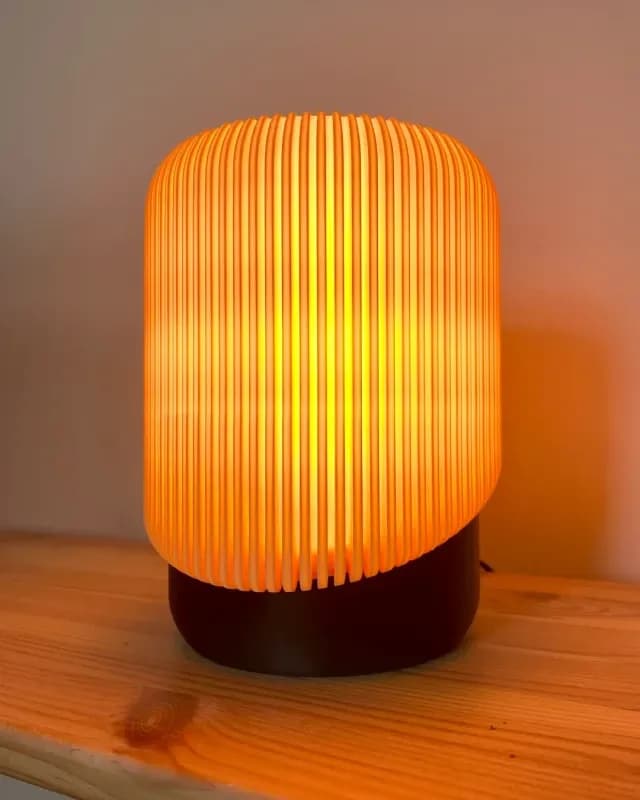 Stolna Lampa Koja Unosi Toplinu u Svaki Prostor — slika 1 od 3