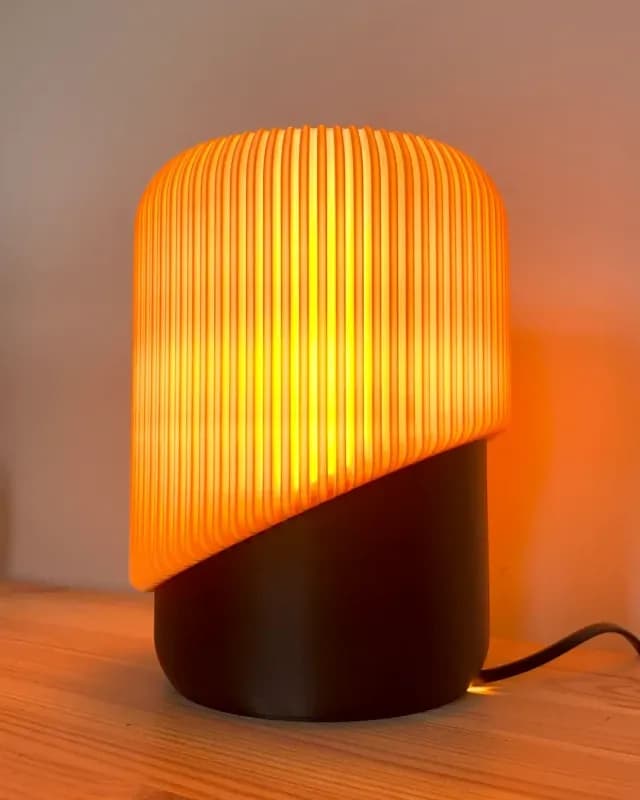 Stolna Lampa Koja Unosi Toplinu u Svaki Prostor — slika 2 od 3