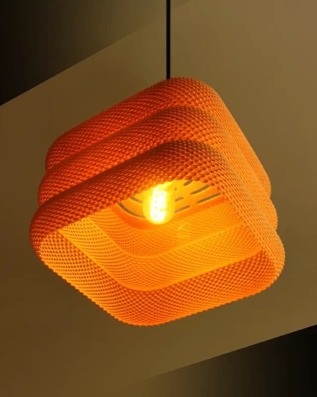 Lampa Koja Unosi Spoj Elegancije i Udobnosti — slika 1 od 3